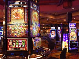 Dashboard statistik permainan dengan grafik hasil roulette dan riwayat baccarat